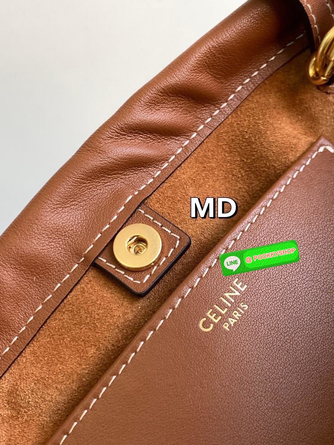CELINE Small Cabas Drawstring Cuir Triomphe / CELINE TOTE BAG กระเป๋าทรงโท้ทน่ารักน่าใช้ ตัวกระเป๋าหนังนุ่มมาก ปากกระเป๋าเป็นหูรูดดึงปรับทรงได้สองแบบสองสไตล์ ด้านในเปิดปิดด้วยกระดุม ภายในโล่งกว้างจุของได้คุ้มๆ มาพร้อมสายสะพายยาวถอดและปรับได้ แมทช์กับเสื้อ