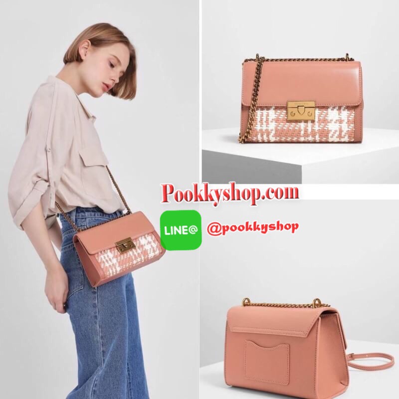 New arrival!! CHARLES & KEITH WOVEN DETAIL CLUTCH กระเป๋าสะพายอยู่ทรง ด้านหน้าเล่นดีเทลแต่งลายสายน่ารักมากๆ ด้านหลังมีช่องใส่บัตรได้ เปิดปิดด้วยตัวกดล็อก ด้านในจุของได้เยอะทีเดียวค่ะ ใส่ iPhone plus/ กระเป๋าเงินใบกลางได้สบายๆ สายสะพายยาวปรับได้ 5 ระดับเลย