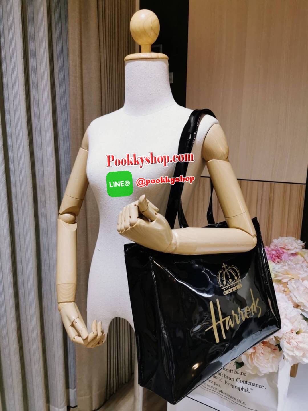 Restock พร้อมส่งแล้วค่ะ! Harrods London Top-handle Shopping Bag Large กระเป๋า Shopping Bag (Size L) แบรนด์ดังจากอังกฤษไอเท็มยอดนิยม PVC+Polyester 100% ของแท้ใบใหญ่ เนื้อหนาอยู่ทรง กันน้ำ แข็งแรง น้ำหนักเบา เปิดปิดด้วยซิปสะดวกใช้หัวซิปปั้มโลโก้แบรนด์อะไหล่
