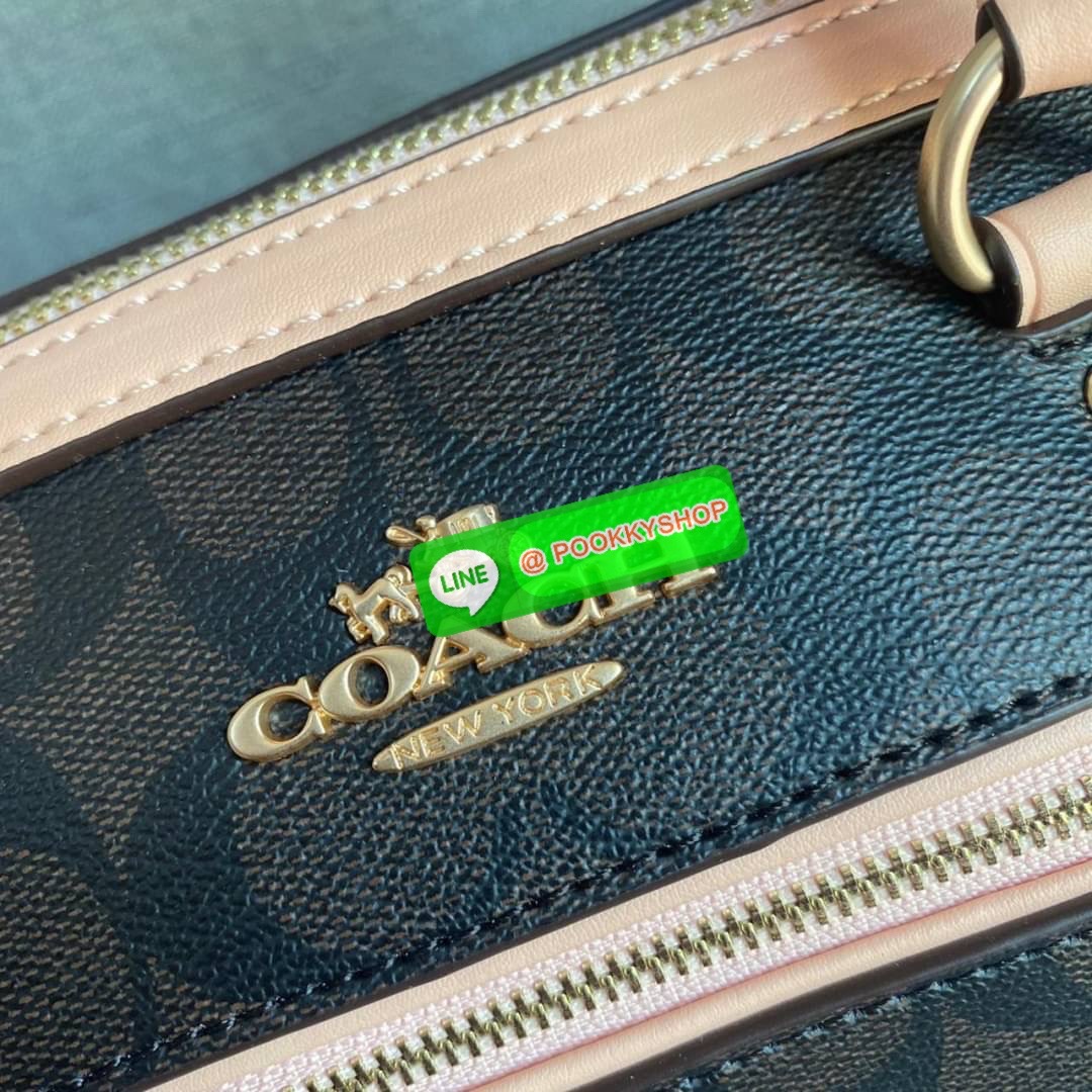 COACH ROWAN SATCHEL IN SIGNATURE CANVAS (COACH F83607) เป็นอีกรุ่นมาแรงสุดๆ ร้อนแรงไม่เบา โดดเด่นอย่างลงตัวกับรุ่นนี้ หมอน 10" รุ่นมีช่องซิปด้านหน้า สามารถแยกเก็บของสำคัญๆได้อย่างเป็นสัดส่วน สำหรับใครที่ชอบกระเป๋าที่จุของได้เยอะๆ รุ่นนี้ตอบโจทย์ได้เล