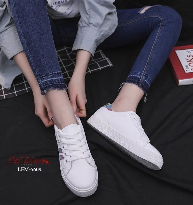 สินค้าพร้อมส่ง รองเท้าผ้าใบนำเข้า วัสดุผ้าหนัง PU ดีไซน์ด้านข้างตาดแถบเส้นกริตเตอร์ เล่นแสงเล็กน้อย แมทง่ายกับทุกชุดค่ะ