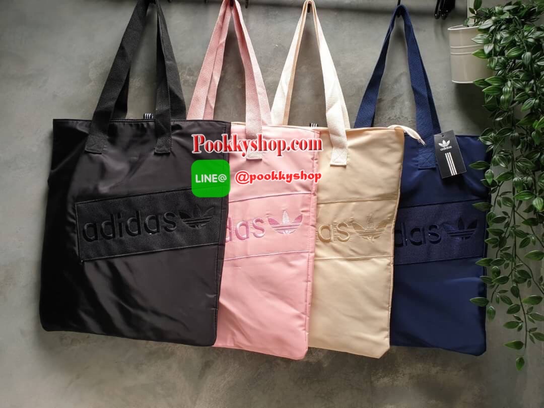 adidas shopping bag ลายปัก กระเป๋าถือด้านหน้าปักโลโก้แบรนด์ รุ่นนี้เปิดปิดด้วยช่องซิป ด้านหลังเรียบ ขนาดกำลังดี วัสดุกันน้ำ รุ่นนี้ใส่ของได้เยอะค่ะ คุ้มๆ กับสาวก adidas แบบสปอร์ต อย่าพลาดน๊า
