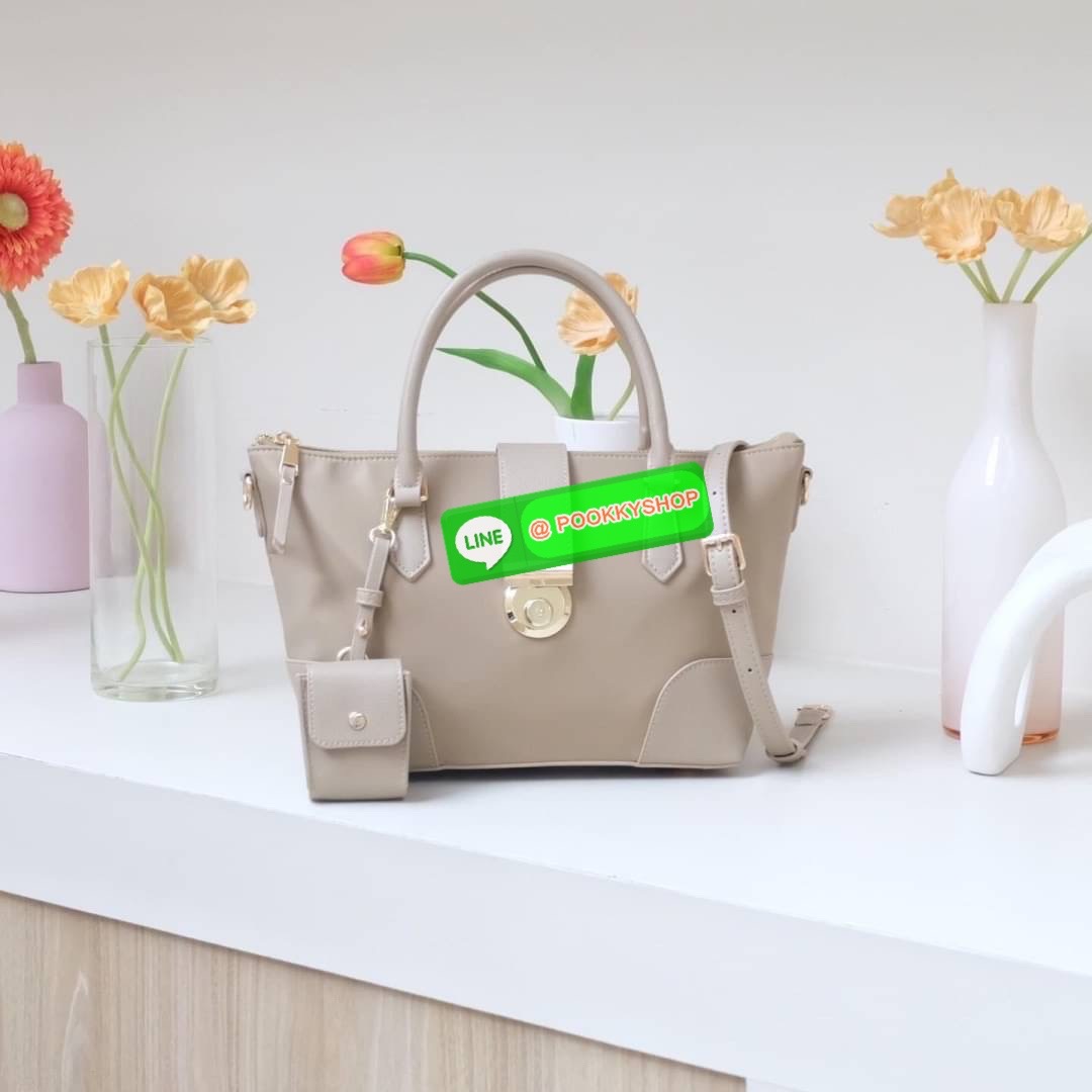 คอลเลคชั่นใหม่ รุ่นขายดี KEEP ‘ Phony bag ‘ อีกรุ่นที่ ถูกถามเข้ามาเยอะที่สุด เป็นกระเป๋า size กลางๆที่ ดีไซน์ให้ออกมาเรียบ หรู หยิบมาใช้งานได้ในทุกๆ วัน