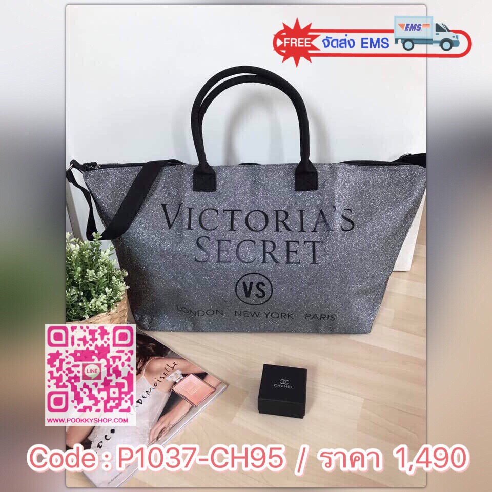 👜Victorias Secret Limited Edition Weekender Tote Bag Silver Glitter XL Zipper กระเป๋าสะพายไซส์ XL สวยเด่นสะดุดตาสีบรอนซวิ้ง ด้านหน้ามีโลโก้อักษรสีดำ ตัดกับสีกระเป๋าอย่างสวยงาม เปิดปิดซิป ภายในกว้างขว้างมาก จุเสื้อผ้าไปเที่ยว ตจว. ได้ประมาน 3-4 วัน