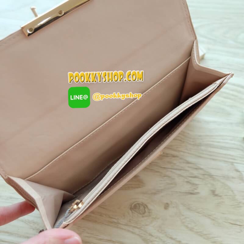 Charles & Keith Push-Lock Long Wallet กระเป๋าสตางค์ใบยาว วัสดุหนังลายคาเวียร์ สามารถใช้งานได้ทั้งด้านหน้าและด้านหลัง ด้านหน้าเปิด - ปิดด้วยตัวกดล็อคทั้ง 2 ฝั่งพร้อมกัน ภายในมีช่องซิปและช่องใส่ธนบัตร ด้านหลังเปิด - ปิดด้วยกระดุม ภายในมีช่องใส่บัตรหลายช่องแ