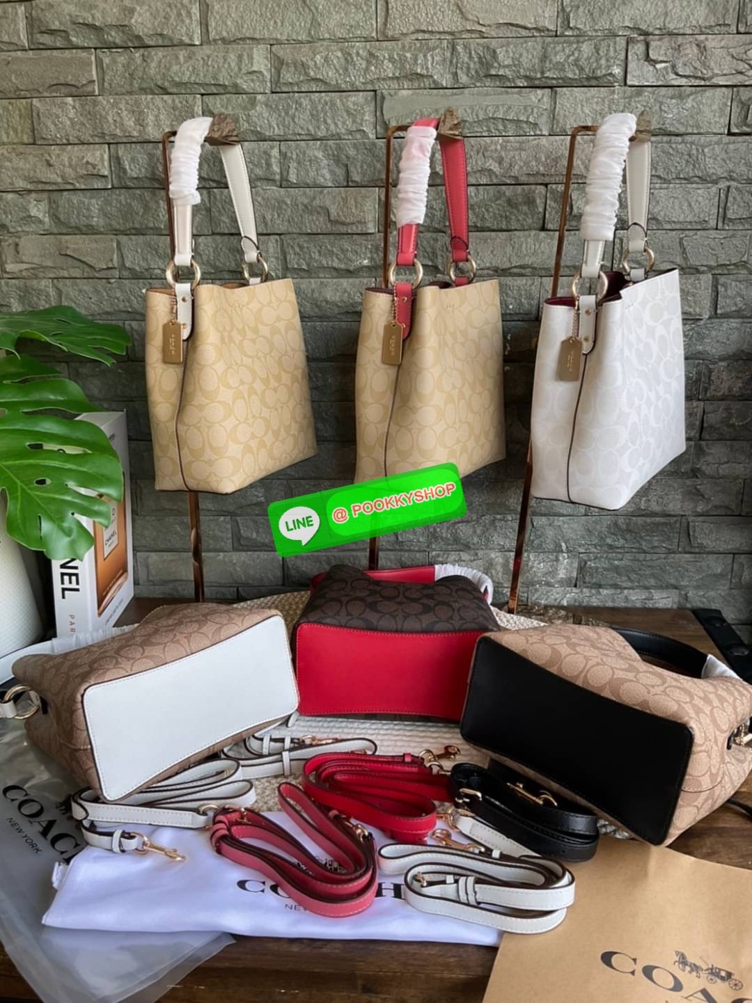 COACH SMALL TOWN BUCKET BAG IN SIGNATURE CANVAS รุ่น 2312 Collection บักเก็ตคลาสสิค รุ่นยอดนิยม กำลังมาแรงมากๆ กระเป๋าสะพายไหล่ และ Cross Body วัสดุหนังแคนวาสอย่างดี มาพร้อมสายสะพายสะพายไหล่ถอดออกไม่ได้ / สายสะพายยาว สายถอดออกได้ มี 3 ช่องใช้งาน