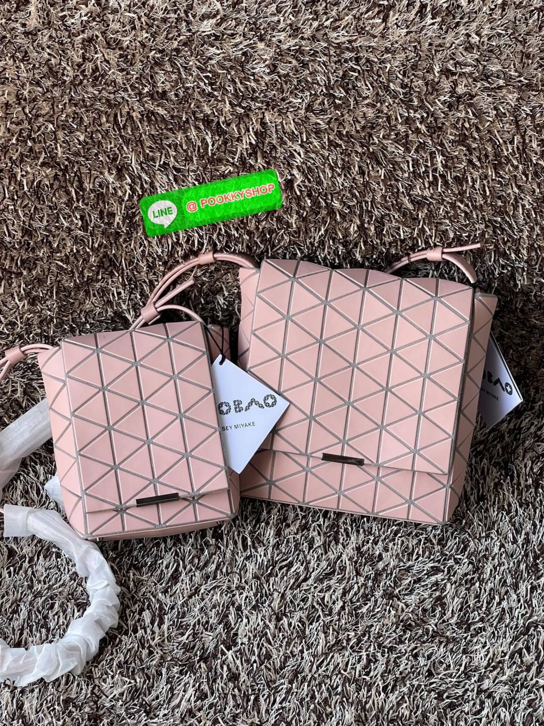 💕Baobao Issey Miyake Off-White Flap Messenger Bag(Large) สำหรับใครที่ต้องการใช้งานแบบเน้นการเคลื่อนไหวที่คล่องตัว แนะนำรุ่นนี้เลยคะ มาพร้อมแผ่นรูปทรงสามเหลี่ยมอันโดดเด่นแฝงไปด้วยความทันสมัยบ่งบอกถึงความเป็นเอกลักษณ์ของแบรนด์ได้เป็นอย่างดี ซึ่งสายส