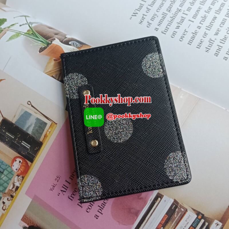 NEW UPDATES 2019!! ที่ใส่บัตรสุดน่ารัก จากแบรนด์ดังอย่าง KATE SPADE หนังลาย SAFFIANO ประดับด้วยกลิตเตอร์แบบ DOT สามารถใส่บัตรถึง 4 ใบ ขนาดเล็กกะทัดรัด แนบใส่กระเป๋าสตางค์ใบโปรดของคุณได้ มาพร้อมกล่องแบรนด์สุดหรู สามารถซื้อฝากเป็นของขวัญได้ อีกหนึ่งตัวเลือก
