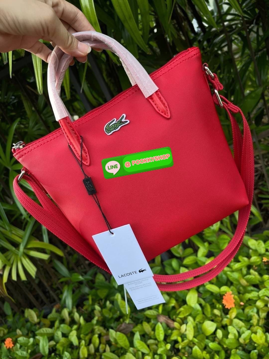 ลาคอส Women's L.12.12 Concept Petit Piqué Zip Tote กระเป๋าสะพายข้างทรง mini tote วัสดุ pvc100% เปิดปิดด้วยซิปเดียวด้านบนสะดวกใช้งาน ใส่มือถือได้ทุกรุ่น ด้านหน้ามีดีเทลโลโก้ปักดูโดดเด่น สายของกระเป๋ารุ่นนี้สามารถปรับความยาวได้ฟรีไซส์ เลือกสะพายได้ ไ