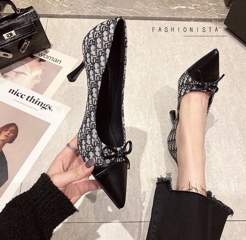 สินค้าล็อตใหม่เข้าเพิ่ม พร้อมส่งค่ะ หรูหราดูดีมีระดับ งานสวยมากเว่อร์!! รองเท้าคัชชูส้นสูงทรง casual วัสดุหนัง pu เนื้อหนาขึ้นทรงคุณภาพดี บุผ้าทอลายสไตล์แบรนด์ดิออร์ ส้นสูง 7 c.m. เพิ่มความเก๋ตกแต่งโบว์ด้านหน้า ใส่แล้วดูเท้าเรียว ลุคนี้เรียบหรูดูแพงมากๆค่