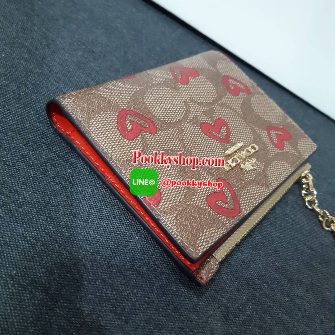COACH 91058 SNAP CARD CASE WITH CRAYON HEARTS PRINT กระเป๋าสตางค์เก็บบัตร ลายปริ้นท์หัวใจเพ้นท์ ♥️ น่ารักน่าใช้ วัสดุหนังแคนวาสเคลือบ เปิด-ปิดด้วยกระดุม ภายในมีช่องใส่บัตร และใส่ธนบัตรได้ พร้อมช่องซิปแยกใส่เหรียญได้อีก พกพาง่าย สะดวก ไม่กินพื้นที่ก