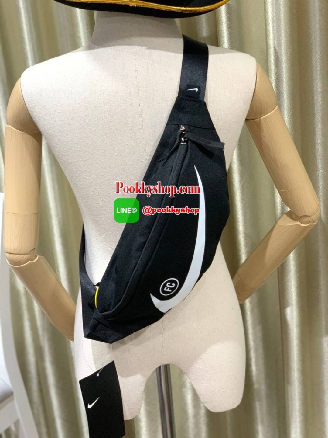 NIKE HERITAGE HIP PACK รุ่น BA6110-011 กระเป๋าทรงคาดเอวและคาดหน้าอกสไตล์สปอร์ต เปิดปิดด้วยซิปคู่ ภายในใส่กระเป๋าสตางค์ยาวได้ ด้านหน้าสกรีนตามลายต่างๆของนักออกแบบชื่อดังสาย มีคาดปรับความยาวได้ฟรีไซส์ น้ำหนักเบา เป็นกระเป๋าที่เปิดกว้างหาของได้ง่าย และใช้ได้