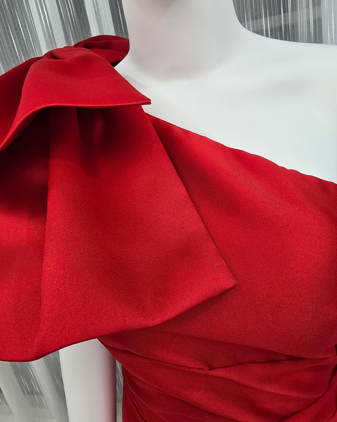 เดรสแฟชั่น เดรสเสื้อไหล่เดียวแขนกุด กระโปรงยาวทรงตรง แต่งโบว์ไซส์ใหญ่ที่ไหล่ขวา