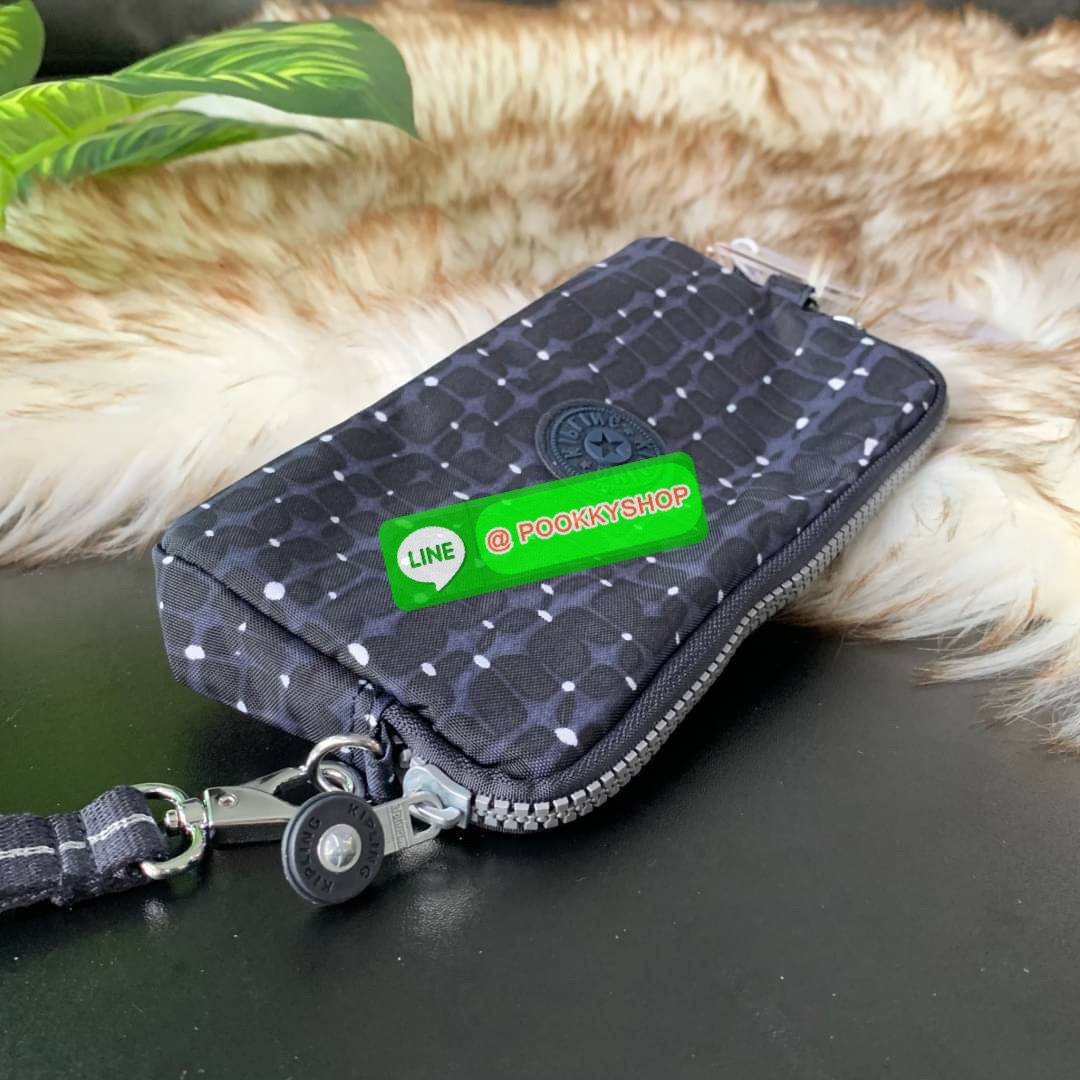 KIPLING 3 Monkey program Seoul up clutch & sling bag กระเป๋าคล้องมือ หรือ สะพายข้าง ขนาดเล็ก วัสดุ Nylon & Polyester 100% ใช้งานได้ 2 รูปแบบ มีสายสลับเปลี่ยนได้ทั้งแบบคล้องมือหรือสะพายข้าง เปิด-ปิดด้วยซิป ช่องหลักโล่ง มีช่องใส่บัตรด้านข้าง 6 ช่อง และช่องด