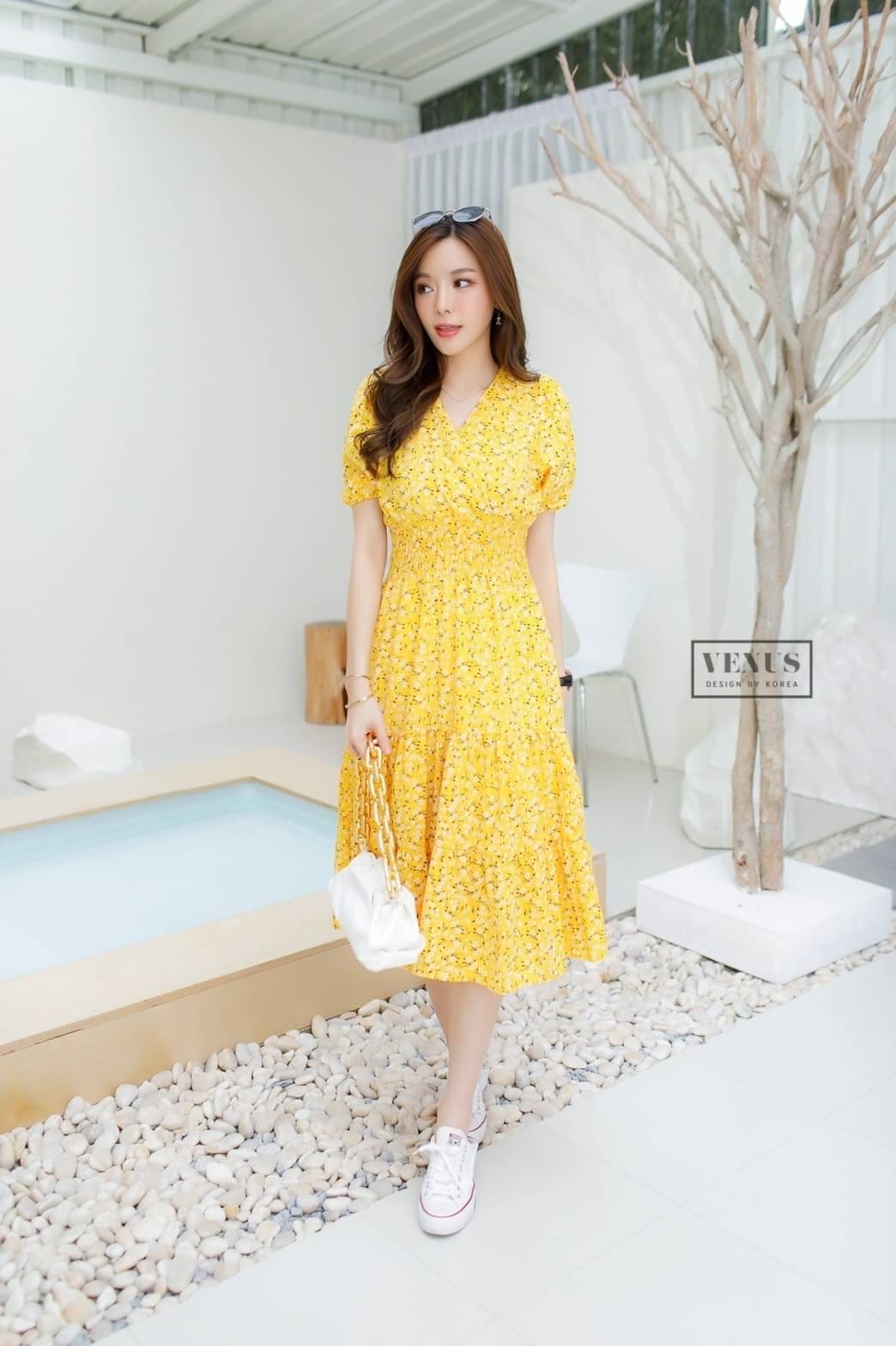 'm Lady By Venus Flora Maxidress แม๊กซี่เดรสพิมพ์ลายดอกไม้ คอวีทรงป้ายอก ช่วงอกแต่งจั๊มยืดตามตัวนะคะ แม๊ทกับรองเท้าผ้าใบก็น่ารักคะ