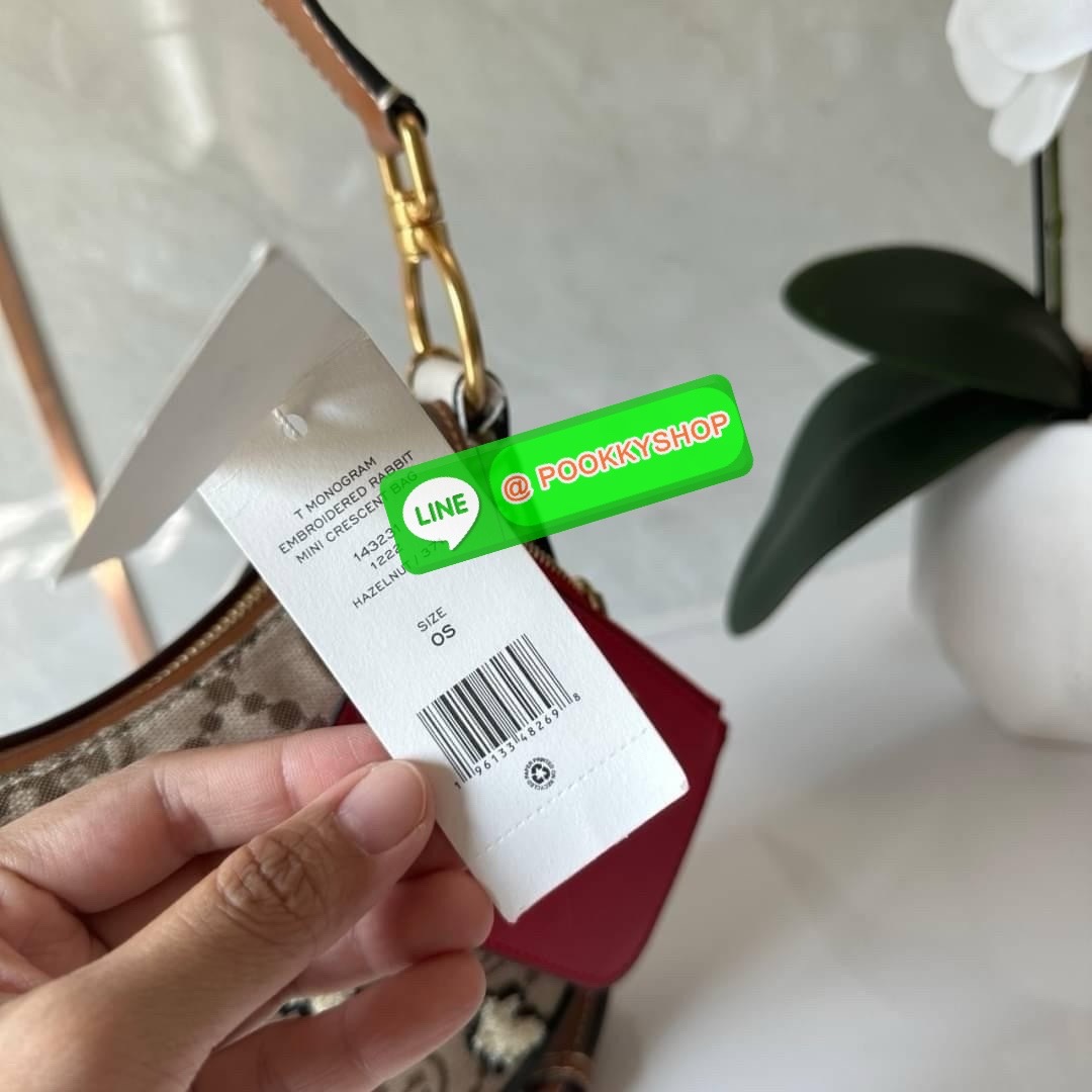 TORY BURCH Mini T Monogram embroidered Rabbit crescent Bag 🐇 คอลเลคชั่นกระต่ายสุดร้อนแรงแห่งปี คอลเลคชั่นทีบ่งบอกสไตล์ที่ทันสมัยทรงครึ่งวงปักลายกระต่ายบนกระเป๋าสุดน่ารัก โด่ดเด่น วัสดุผ้าแจคการ์ดตัดหนังแท้ เปิดปิดด้วยซิป มาพร้อมกระเป๋าใส่เหรียญใบเ