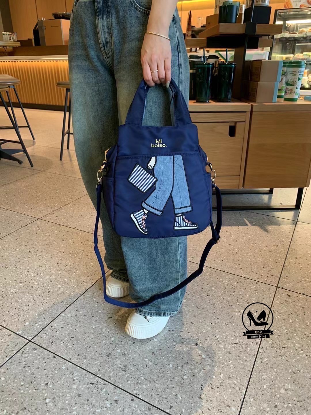 กระเป๋าเป้ได้ สะพายข้างได แบรนด์ miss zapatos วัสดุตัวกระเป๋าทำจากผ้ากันน้ำอย่างดี water proof อะไหล่สีเงิน ด้านบนเป็นปากซิป ด้านหน้า และด้านหลังมีช่องซิป ด้านข้างมีช่องใส่ของ งานจริงน่าใช้มาก สายกระเป๋าสะพายทำเป็นเป้ได้ หรือทำเป็น crossbody bag ก็ได้นะคะ