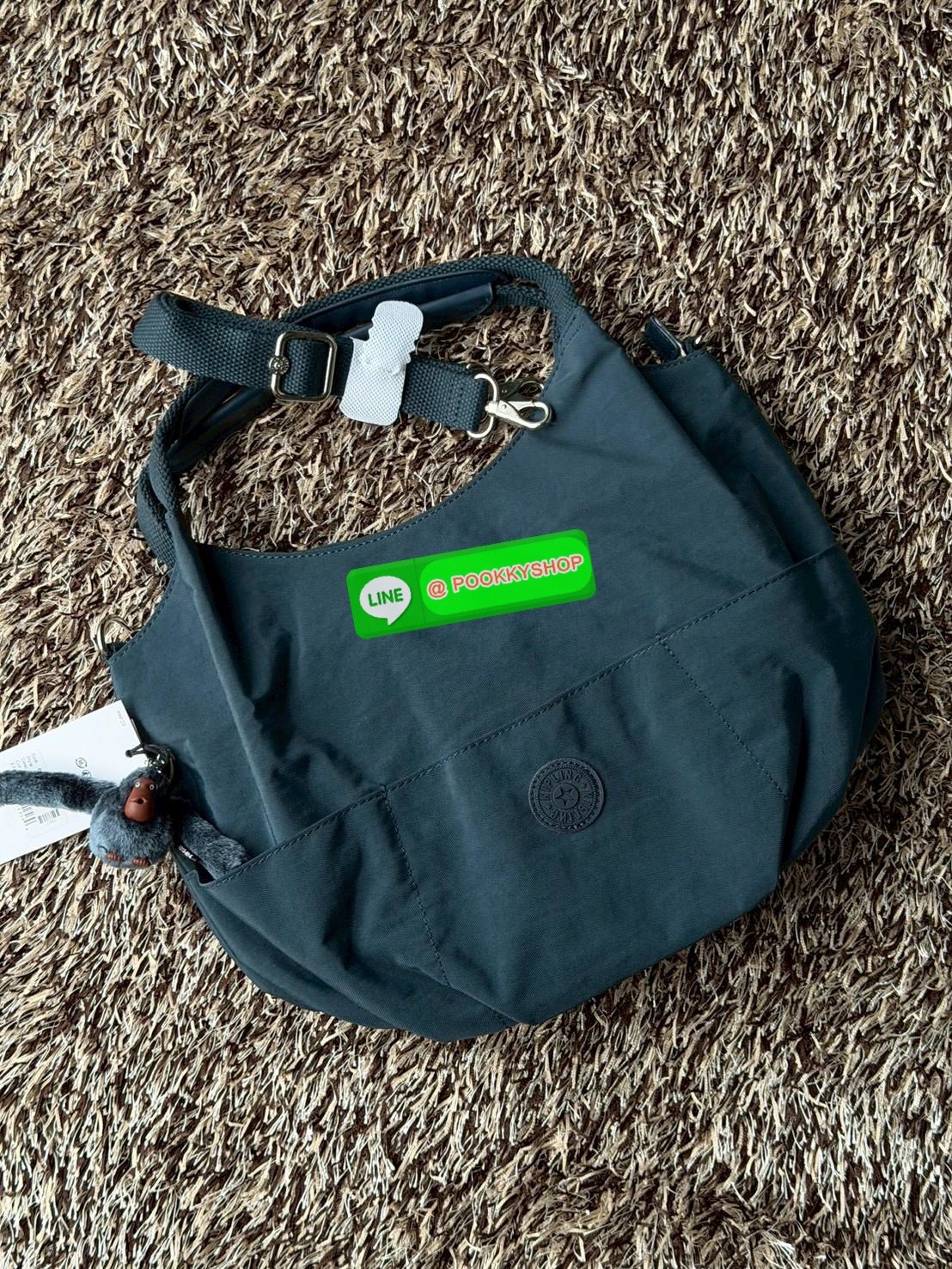 💕Kipling Aliana Shoulder Bag เป็นกระเป๋าสะพายไหล่ดีไซน์เรียบหรูที่ลงตัวทั้งสไตล์และการใช้งาน มาพร้อมช่องหลักปิดเปิดด้วยกระดุมแม่เหล็ก ช่องด้านในมีช่องแยกใช้การใช้งานหลายช่องอย่างชัดเจน รวมทั้งยังมีช่องที่ซ่อนอยู่ภายนอก มาพร้อมสายสะพายปรับฟรีไซส์ เ