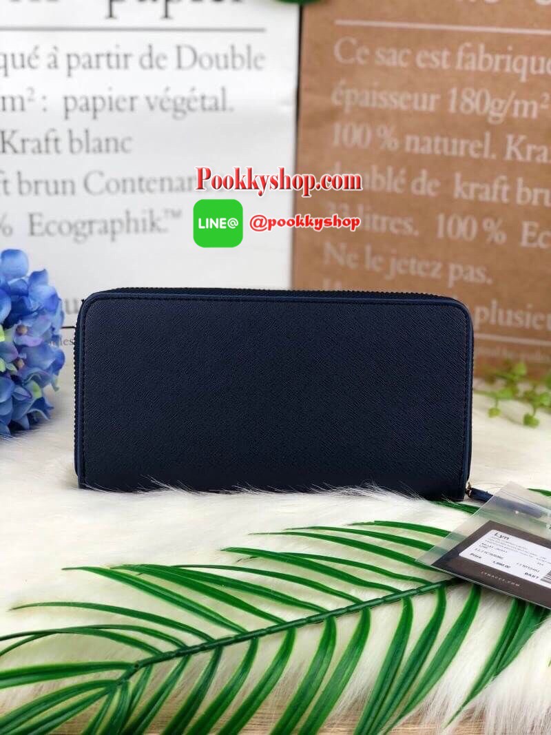 LYN LONG WALLET กระเป๋าใบยาวซิปรอบ ด้านหน้าปั๊มโลโก้แบรนด์ มีช่องซิปซ่อนด้านหน้าสามารถใส่เหรียญได้ เปิดปิดด้วยซิปรอบ ด้านในมีช่องใส่ธนบัตรตามยาว 2 ช่อง ช่องซิปใส่เหรียญและช่องการ์ด ทรงสวย รุ่นนี้สวยเก๋มากๆ สาวต้องมีซักใบค่า *มีถุงผ้า, ป้ายแทคราคา*