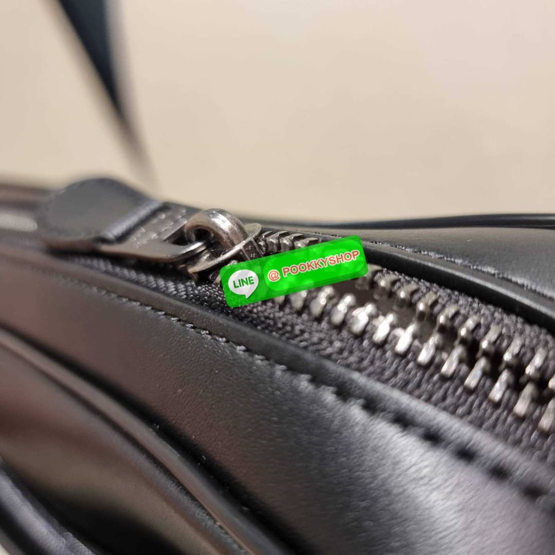 COACH F28455 CHARLES CAMERA BAG IN SIGNATURE LEATHER รุ่นสุดฮิตที่หนุ่มๆเค้ารู้กัน กับกระเป๋าสะพายข้างทรงแมสเซนเจอร์ ที่อัพเลเวลความหรูด้ายลายปั๊มซิกเนเจอร์นูน บนวัสดุหนัง crossgrain ตัดสลับด้วยหนังแท้ สัมผัสดีทั้งใบ มีช่องซิปให้ด้านหน้า และช่องย่อยด้านหล