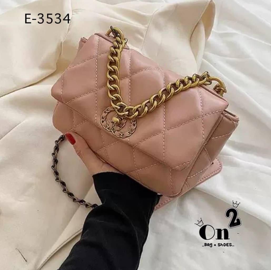 กระเป๋าสะพายไหล่ทรงชาแนล หนังpu งานนิ่ม ทรงสวย สะพายไหล่ หรือสะพายข้างก็เก๋ อะไหล่สีทอง สายโซ่ร้อยหนัง มีหนังรองบ่า สะพายแล้วไม่เจ็บบ่าจ้า