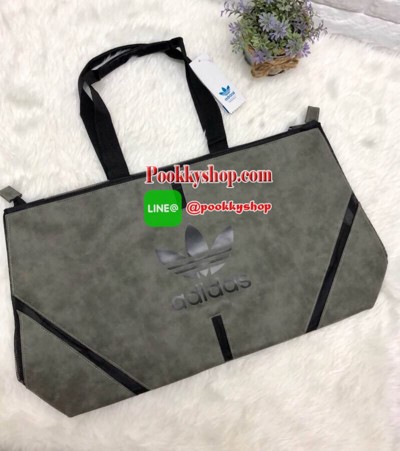 New !! ADIDAS HAND BAG กระเป๋าถือทรงสปอร์ต วัสดุหนังกลับ หนังนิ่ม น้ำหนักเบา น่าใช้มากๆค่ะ ด้านหน้าสกรีนส์โลโก้แบรนด์ เปิดปิดกระเป๋าแบบซิป ภายในโล่ง กว้าง สามารถใส่ของหรือสัมภาระได้จุมากค่ะ บอกเลย! มีช่องซิปหนึ่งช่องนะคะ หูหิ้วสูง สาวๆ สามารถสะพายไหล่ได้ค