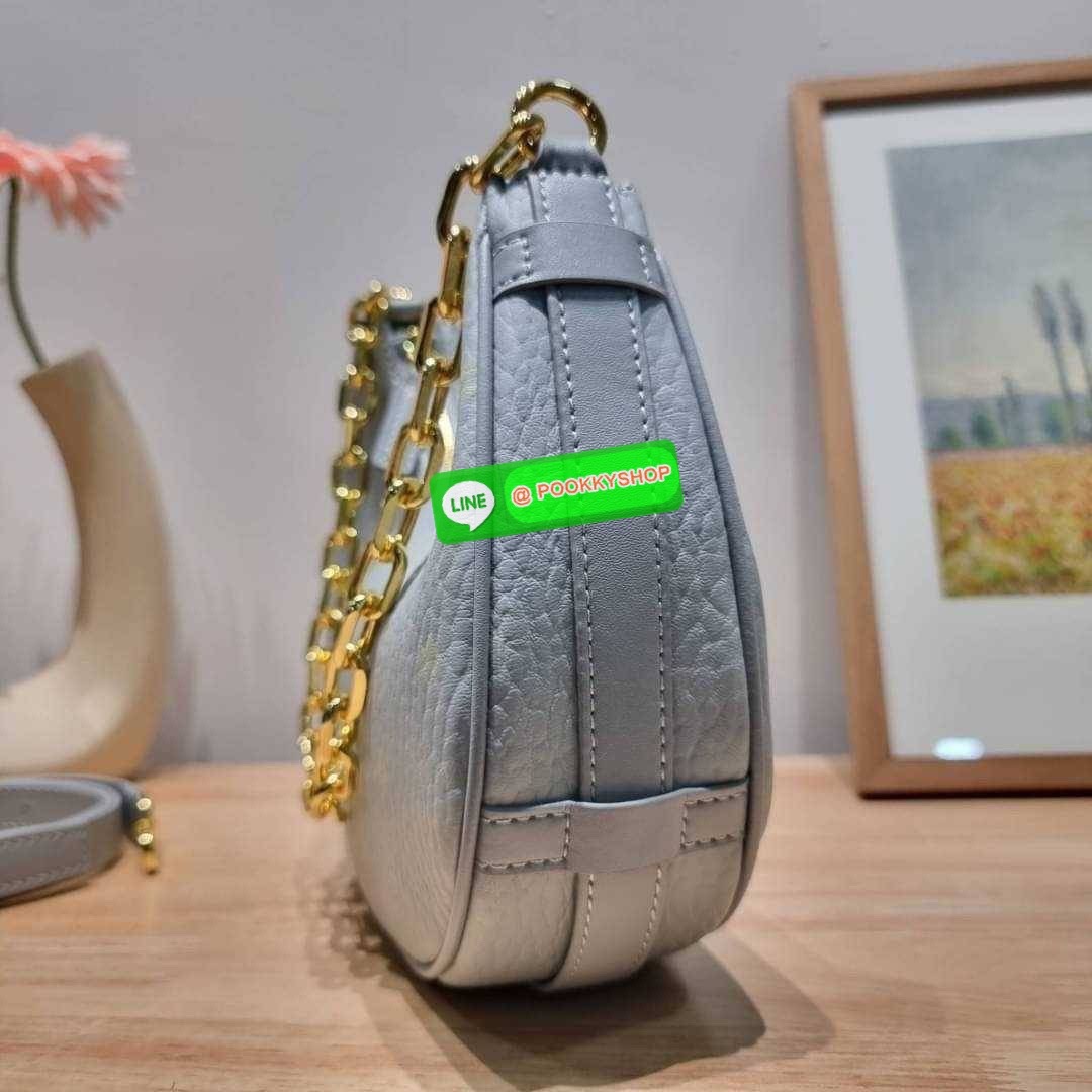 MCM AREN CRESCENT HOBO IN VISETOS ใหม่ล่าสุดก่อนใคร สวยได้ไม่ต้องรอ กับคอลใหม่ลุคลูกคุณ รูปทรง half moon ยอดฮิต ตอบโจทย์ได้ทุกลุค ทุกไลฟ์สไตล์ ใช้งานได้ง่ายคล่องตัว กับกระเป๋าสะพายข้าง ที่มาพร้อมสายโซ่คล้องด้านหน้า และสายหนังครอสบอดี้ ปรับเปลี่ยนการใช้งาน