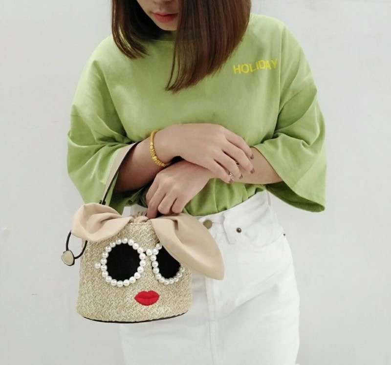 มาเพิ่มรอบ 4 ล่ะน้าา...ใครรออยู่ทักมาได้เรยจ้าา A-Jolie Pearl Basket Bag กระเป๋าถือสะพาย งานสานรูปอลิซ สุดฮิต จากแบรนด์ A-jolie สัญชาติญี่ปุ่น น่ารัก แมชง่าย ...ตรงหูจับเป็นงานหนังนิ่ม ใครไม่ชอบถือ เรามีสายยาวให้ด้วยน้าางานดีมากกก พูดเลยยยย ใช้งานสะดวก จะ