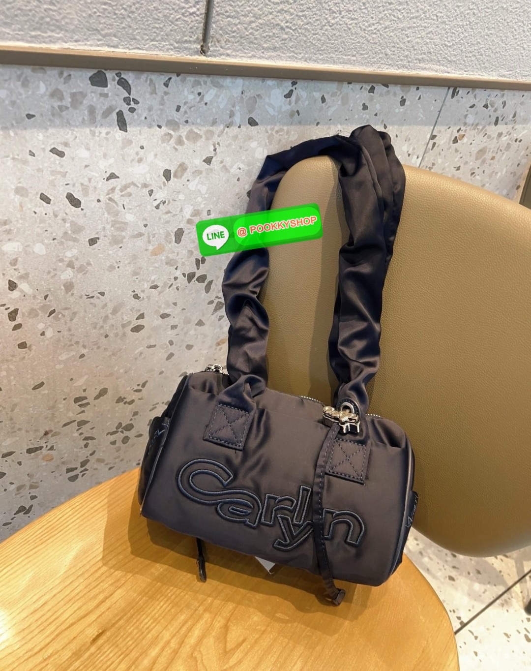 NEW ARRIVAL! น้องใหม่ล่าสุด มีความน่ารักไม่ไหวค่าสาวๆ CARLYN TIA MINI BAG พร้อมส่ง! สุดคิ้วท์ไปกับน้องสไตล์สายเกากันค่า ด้วยดีไซด์ใหม่ วัสดุไนล่อนอย่างดี ปักลายแบรนด์ทั้งใบสวยงาม