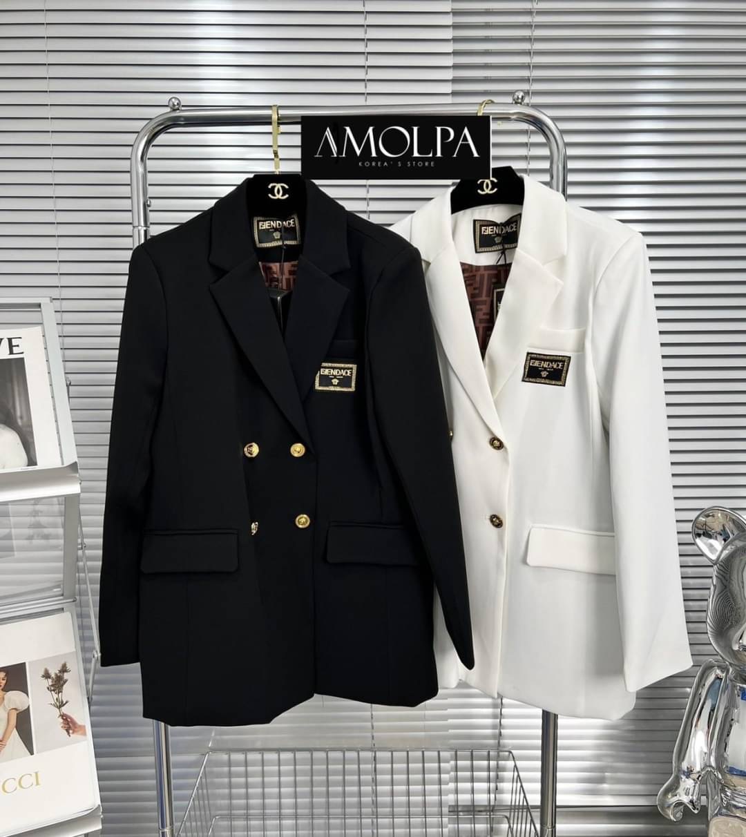 พร้อมส่ง!!! มาต่อที่ สูท BLAZER งาน FENDIxVERSACE BLAZER ผ้านางดีเริ่ดดด ซับในอย่างดี ใส่แล้วต๊าซมาก สวยหรู ไฮโซ อย่าลืมจัด นะคะ งานดีมากกก ผ้าหนักกคุ้มราคาสุดๆ !! !! งานสวยงานดีต้องแบรนด์AMOLPA เท่านั้น !!