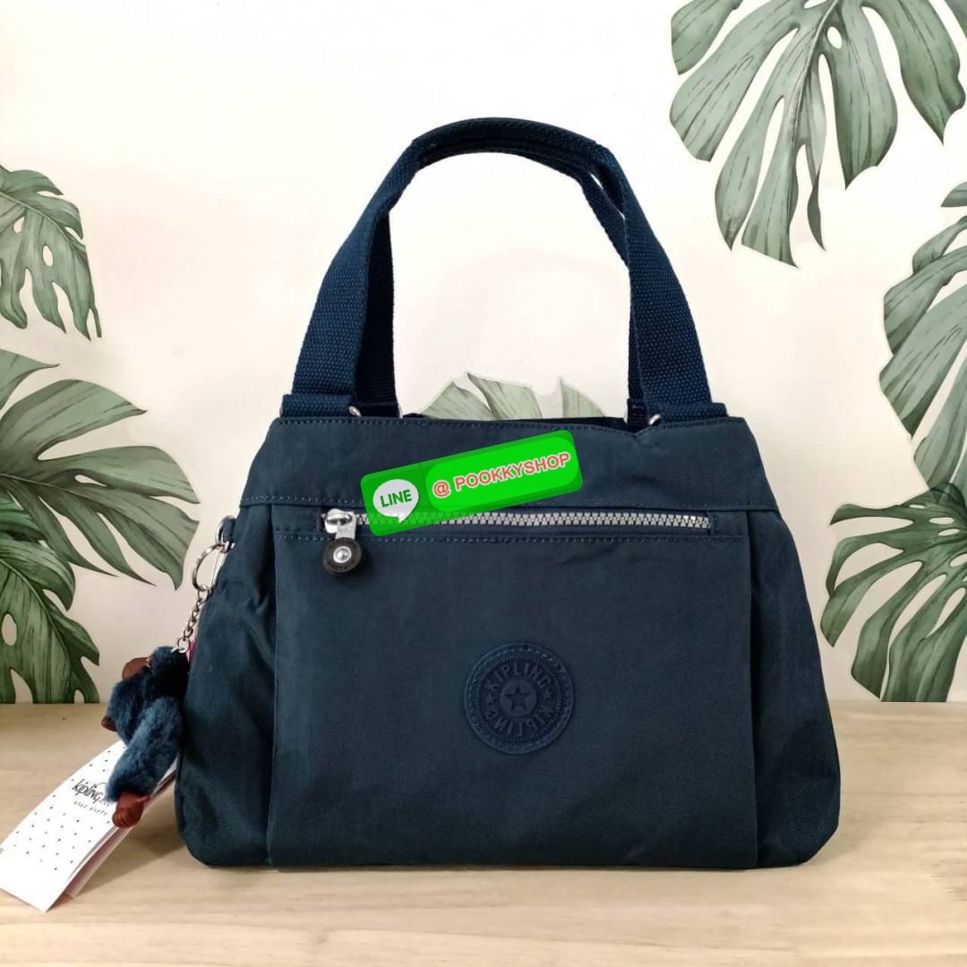 KIPLING ELISE HANDBAG กระเป๋าถือและสะพายไหล่ ขนาดกำลังพอดี จุของได้มาก มีหูจับสองสาย ถือสะดวก น้ำหนักเบา มีช่องซิป ด้านหน้า ช่อง กระเป๋าหลักเปิด-ปิดด้วยซิป มี3 ช่องว่างใส่ของได้จุมากๆ ใส่มือถือได้ กระเป๋าสตางค์ใบยาว และ เครื่องสำอางค์ได้หลายชิ้นเลยค่ะ เก็