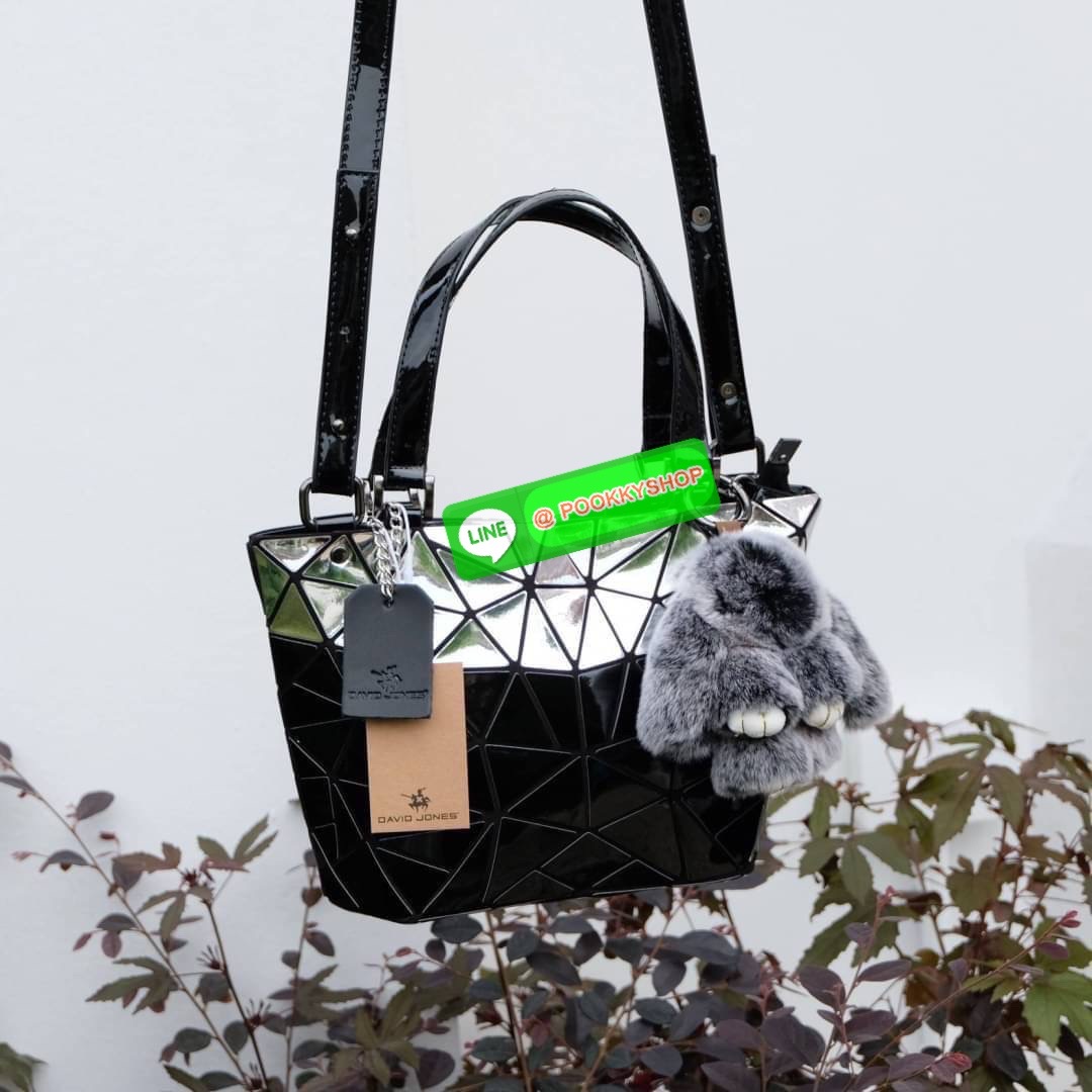 กระเป๋า ทรง Tote ตัวกระเป๋าเย็บติด ด้วยแผ่นอคิลิค สุดหรู ดีไซน์เกร๋ จุดเด่นที่ น้ำหนักเบา สามารถ ถือ หรือ สะพายไหล่ได้คะ ใบใหญุจุของคุ้ม แต่น้ำหนักเบาคะ มีใบเดียวจบ ควรมีติดตู้คะแนะนำเลย