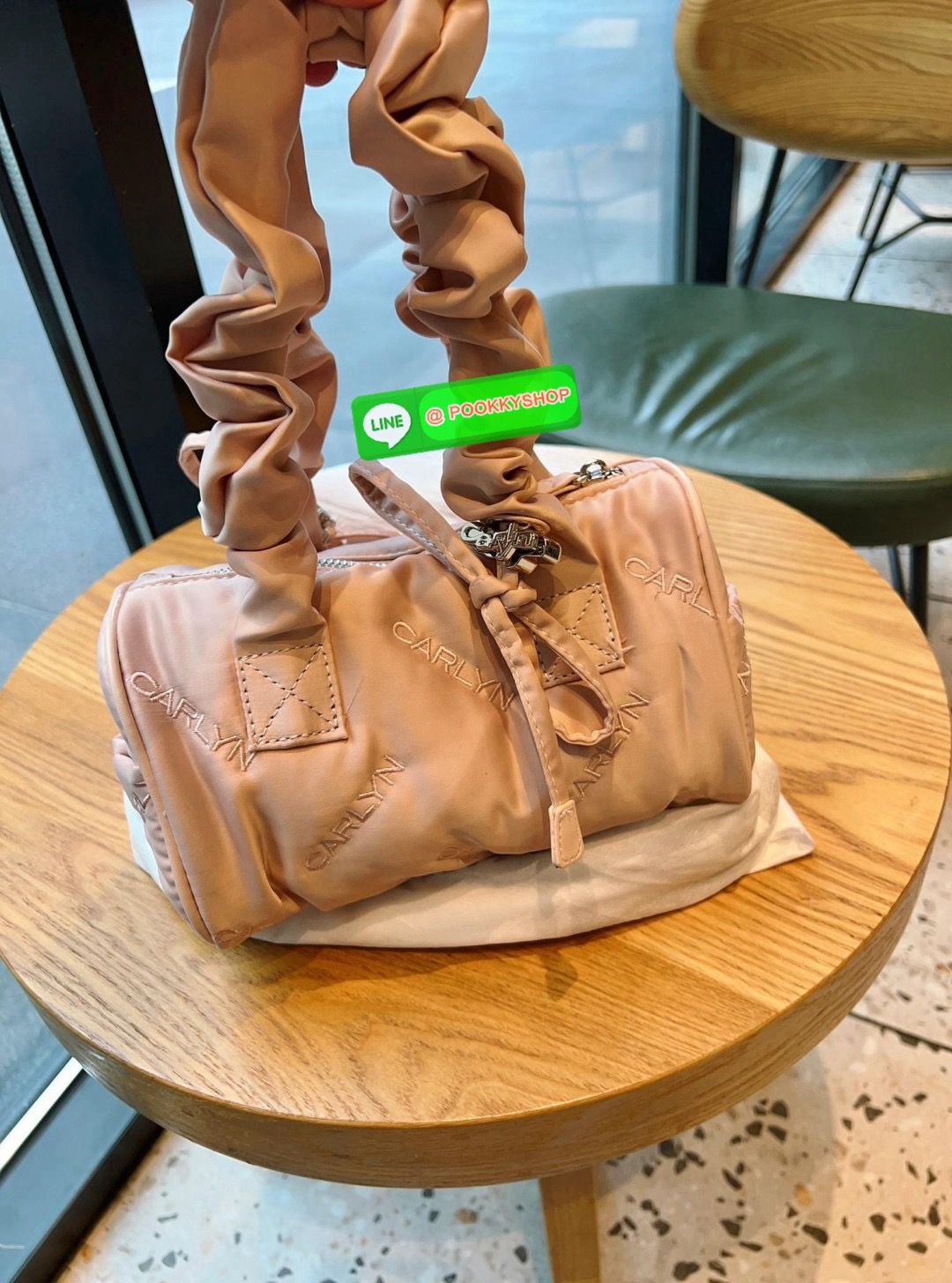 NEW ARRIVAL! น้องใหม่ล่าสุด มีความน่ารักไม่ไหวค่าสาวๆ CARLYN TIA MINI BAG พร้อมส่ง! สุดคิ้วท์ไปกับน้องสไตล์สายเกากันค่า ด้วยดีไซด์ใหม่ วัสดุไนล่อนอย่างดี ปักลายแบรนด์ทั้งใบสวยงาม