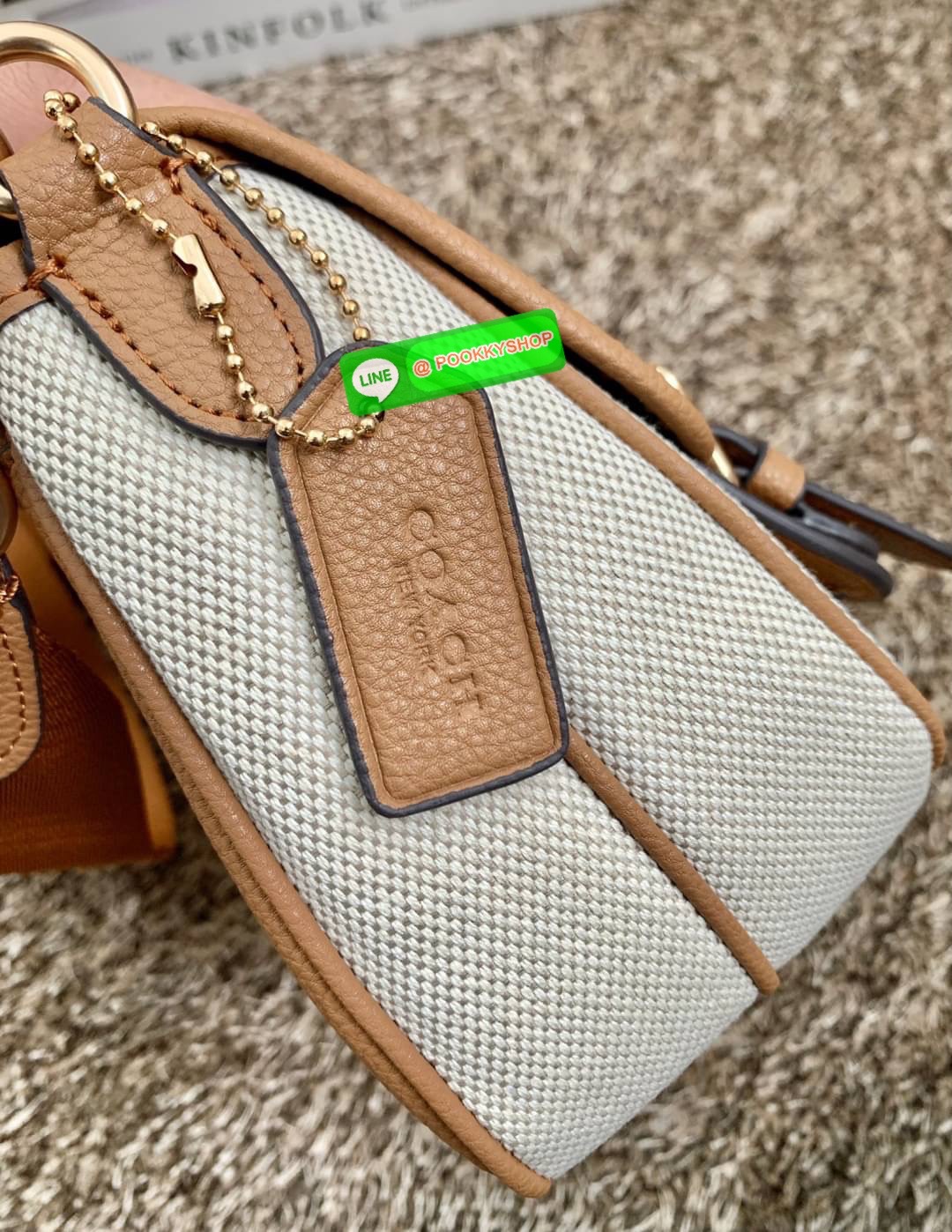 COACH LUCY CROSSBODY BAG((CA622)) 🔹พร้อมส่ง กระเป๋าสะพายแบบครอสบอดี้ร์ ทรงเก๋ วัสดุ แคนวาส+หนังแท้ ได้ลงตัวสวยงาม 🔹เปิดปิดกระเป๋าแบบกระดุมแป๊กสองข้าง ภายในมีข่องให้ใส่ของ3ช่องด้วยกัน ช่องค่อนข้างกางออกได้กว้าง จุของได้หลายอย่างเลยค่ะ มีช่อ