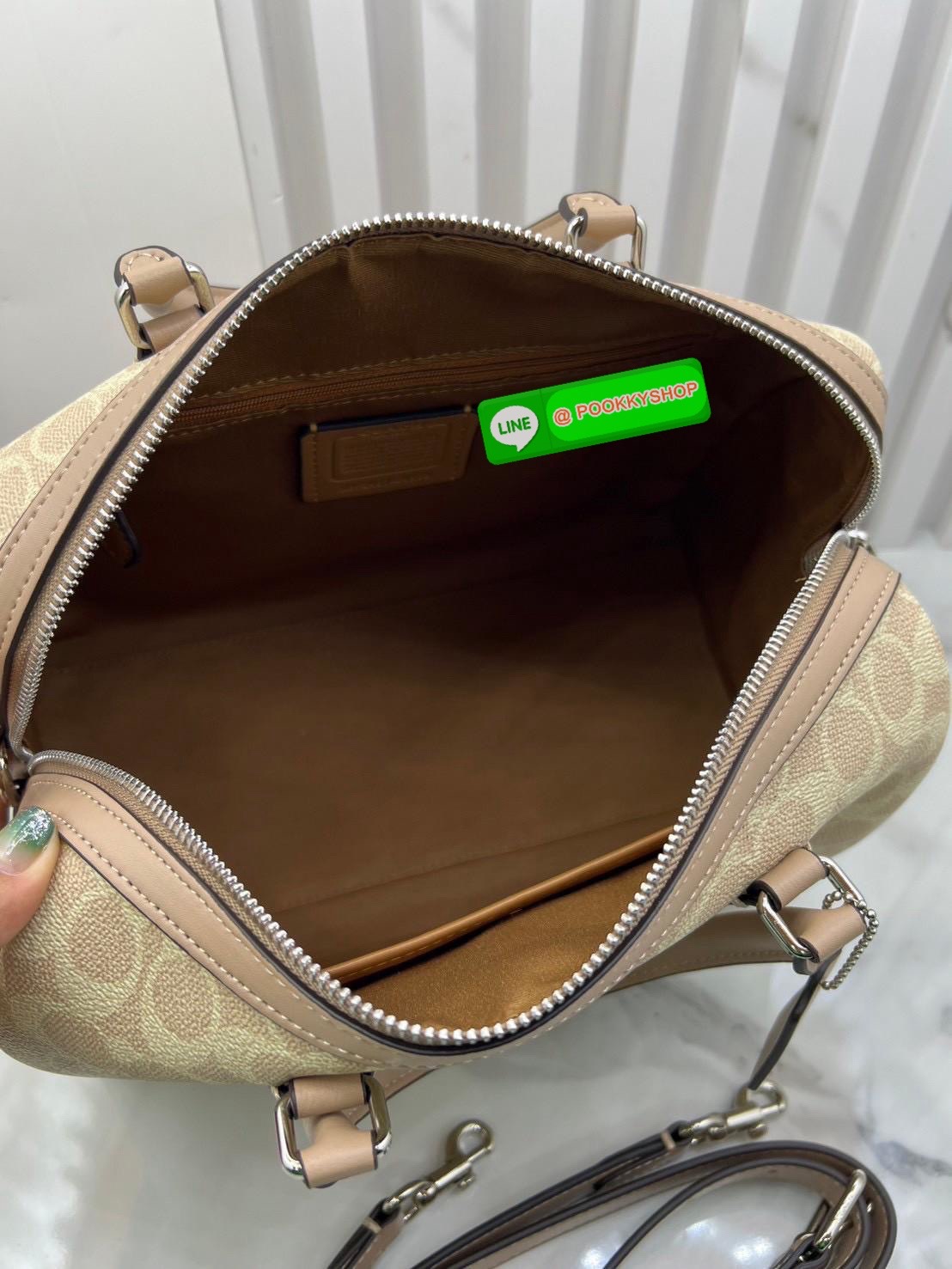 COACH ROWAN SATCHEL IN SIGNATURE CANVAS จุดเด่นของกระเป๋าทรงsatchel bag คือรูปทรงของกระเป๋าดูแข็งแรง มั่นคง ไม่เสียทรงง่าย มาพร้อมหูหิ้วที่ด้านบนของกระเป๋า ลายแคนวาสที่เป็นซิกเนเจอร์แบบเอกลักษณ์ ช่องใช้งานทุ้งภายในและภายนอก นอกจากนี้ กระเป๋าประเภทนี้ยังมี