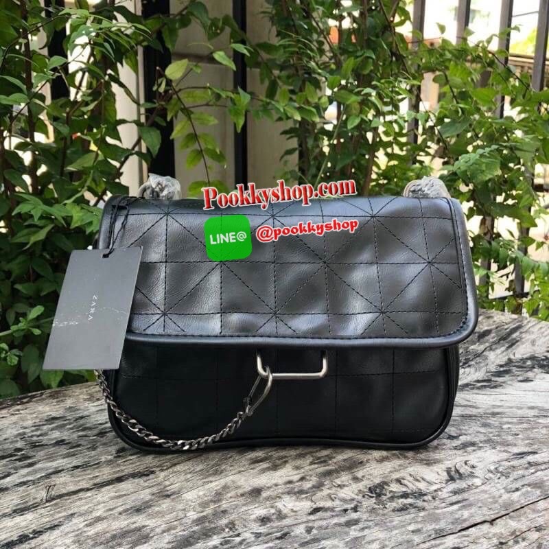 ZARA SOLF ROCK SHOULDER BAG Outlet กระเป๋าสะพายข้างทรงเก๋ เดินด้ายทั้งใบ แต่งโซ่คล้องมาที่ด้านหน้า เปิดปิดแบบกระดุมแม่เหล็ก ก้านในมี 3 ช่องใหญ่ เป็นช่องซิปกลางรุ่นนี้จุของได้เยอะเลยครับ ใส่ iPad mini ได้สบายๆ สายสะพายจะทำเป็นสายคู่สะพายไหล่ หรือ ทำเป็นสาย