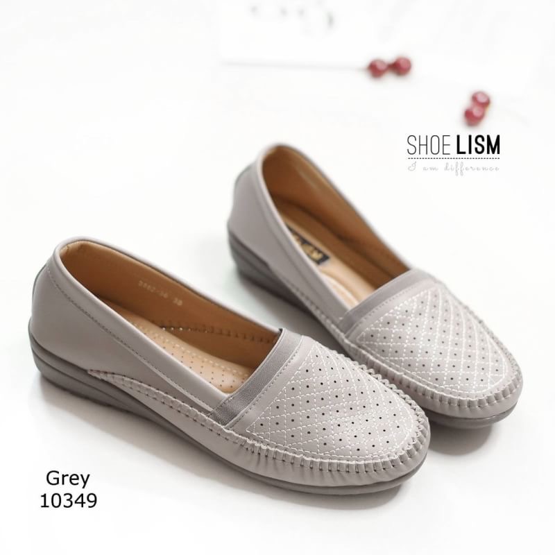 สินค้าพร้อมส่ง งายขายดี มาเพิ่มครบสี พร้อมส่งคร้า!! งานมาใหม่เห็นแล้วโดนใจฝุดๆ รองเท้าคัชชู โลเฟอร์ พิเศษไซส์41 วัสดุหนังนิ่ม แมทซ์กับชุดแนวไหนก้อเข้ากัน ลงตัวสุดๆพูดเลย แบบนี้ใส่สวยมากๆพูดเลย สาวคนไหนพลาด เสียใจแน่นอนคร้า!!!