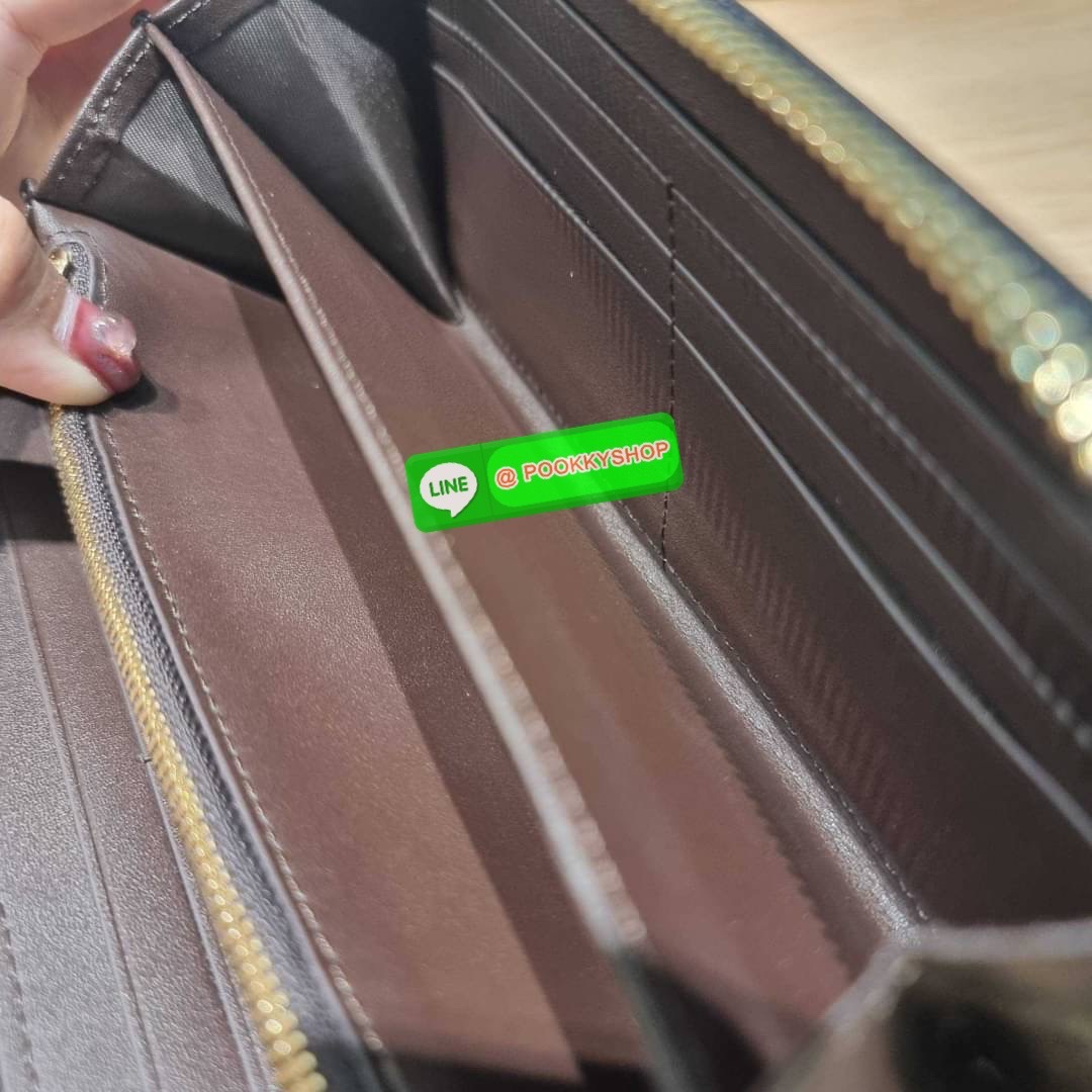 COACH CF521 LONG ZIP AROUND WALLET WITH SIGNATURE MONOGRAM 🔆 Details กระเป๋าสตางค์ใบยาว คอลเลคชั่นใหม่ กับดีไซน์ใหม่ ฉีกกฏทุกการดีไซน์ ด้วยลวดลายโมโนแกรมรอบใบโดดเด่น สะดวกใช้งานด้วยสายคล้องมือที่สามารถถอดออกได้ พกพกง่ายที่สุด รูดใช้งานด้วยซิปรอบใบ