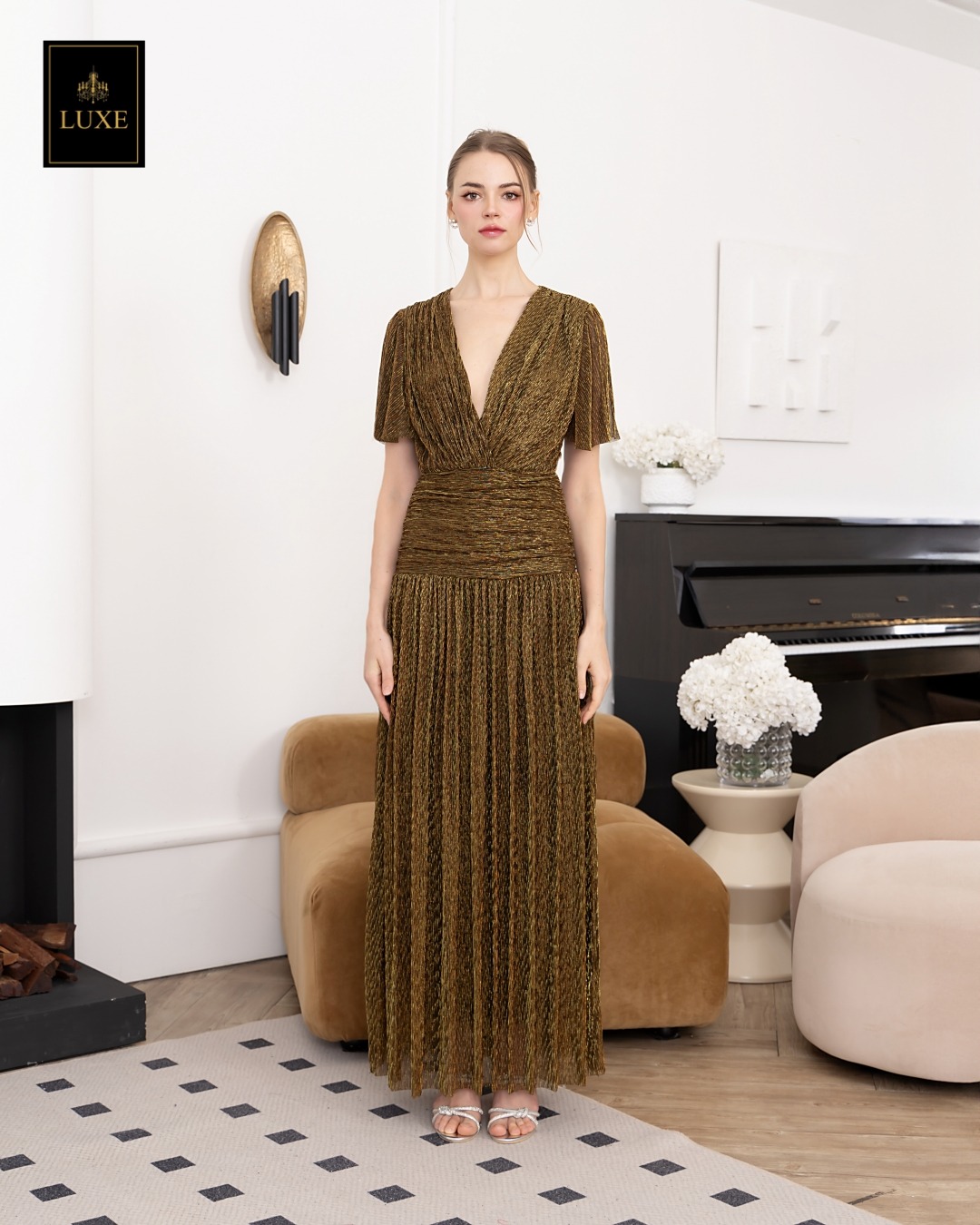 เดรสแฟชั่น แม็กซี่เดรสเสื้อคอวีป้าย แขนระบาย กระโปรงจับเดรปเข้ารูปตรงสะโพก