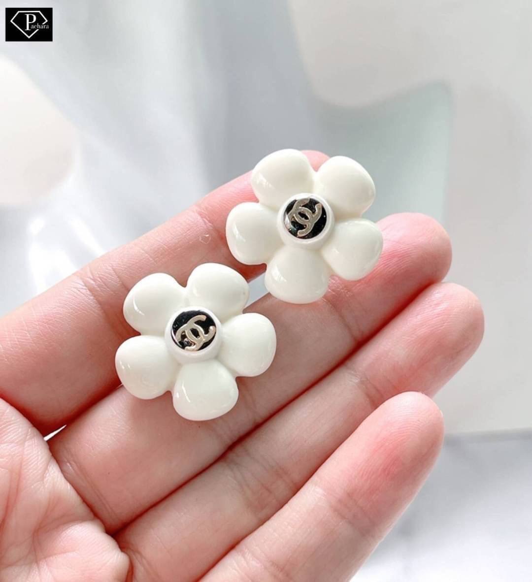 ต่างหูดอกไม้คามีเลีย งานแบรนด์ Chanel ต่างหูลวดลายคลาสิคฮิตตลอดกาล ดีไซน์สวยเก๋น่ารักแต่งทรงแป้นเจาะลวดลายดอกคามิเลียติดหูกลีบโค้งสีขาวเกสรลงสีดำติดโลโก้ทองตรงกลาง แสตมป์หลังครบ เทียบแท้ 1:1 ได้ลุคคุณหนู น่ารัก แต่ยังคงความหรูหรา ตัวเรือนสีทอง งานสวยเลอค่