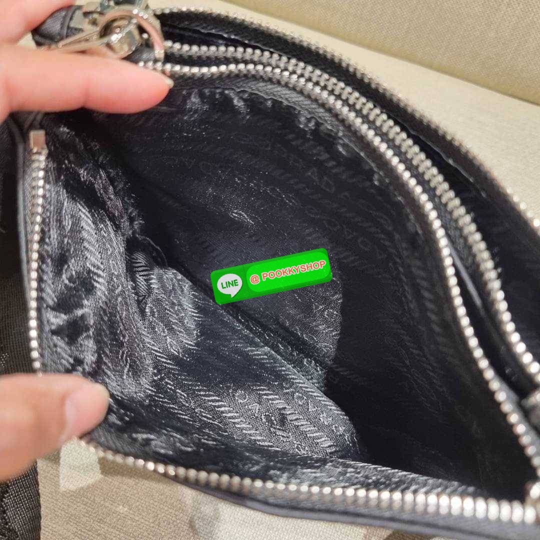 PRADA RE-EDITION 2000 RE-NYLON SHOULDER BAG ไอเท็มสุดโปรด unisex กระเป๋าสะพายข้าง ดีไซน์เรียบง่าย แต่มีความหรูในตัว รูปทรงพกพาสะดวก หยิบใช้ได้ในทุกๆวัน อีกหนึ่งคอลเลคชั่นขายดี วัสดุผ้าไนล่อนคุณภาพ พร้อมใบลูก ไว้ใส่เหรียญ ใส่กุญแจได้สารพัด เปิด-ปิดด้วยซิปห