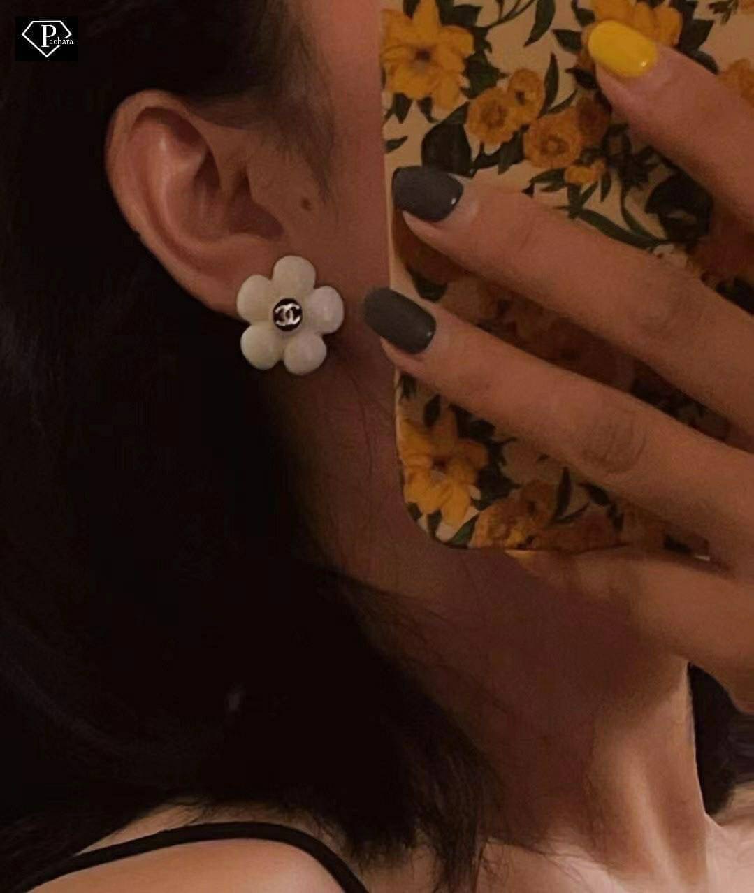 ต่างหูดอกไม้คามีเลีย งานแบรนด์ Chanel ต่างหูลวดลายคลาสิคฮิตตลอดกาล ดีไซน์สวยเก๋น่ารักแต่งทรงแป้นเจาะลวดลายดอกคามิเลียติดหูกลีบโค้งสีขาวเกสรลงสีดำติดโลโก้ทองตรงกลาง แสตมป์หลังครบ เทียบแท้ 1:1 ได้ลุคคุณหนู น่ารัก แต่ยังคงความหรูหรา ตัวเรือนสีทอง งานสวยเลอค่