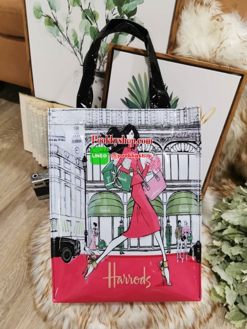 ลายนี้เข้าแล้วนะคะ! พร้อมส่งไอเท็มยอดนิยม! Harrods London Top-handle Shopping Bag กระเป๋า Shopping แบรนด์ดังจากอังกฤษรุ่นยอดนิยมวัสดุ PVC+Polyester 100% ของแท้เนื้อหนาอยู่ทรงกันน้ำ ขนาดกำลังดี น้ำหนักเบา เปิดปิดด้วยซิปสะดวกใช้หัวซิปปั้มโลโก้แบรนด์อะไหล่เง