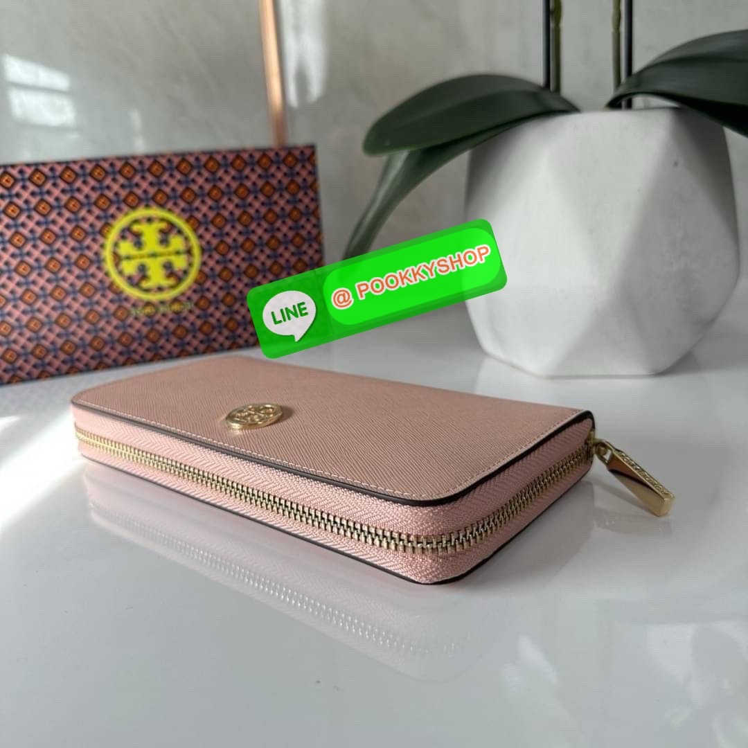 TORY BURCH ROBINSON MULTI GUSSET ZIP CONTINENTAL WALLET กระเป๋าสตางค์ใบยาว แบ่งสัดส่วนด้วยช่องซิปตรงกลางสำหรับใส่เหรียญ มีช่องใส่บัตร และใส่ธนบัตรได้ วัสดุหนังแท้ เปิด-ปิดกระเป๋าแบบซิปรูด ใส่โทรศัพท์มือถือได้ วันชิวๆพกกระเป๋าสตางค์ใบเดียวสะดวกมากค่ะ