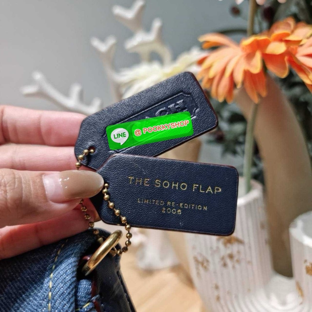 COACH CR737 SOHO BAG IN REPURPOSED DENIM 🔅 Details เลิกสวยแซ่บกี่โมงคะคุณน้า! ไอเท็มให้พาใจสั่นมาอีกแล้ว! กับกระเป๋าสะพายไหล่สไตล์วินเทจ ที่ยังคงแมสและฮอตมาก ด้วยรูปทรงที่ใช้งานง่าย ไม่เกะกะ แต่มีความเรียบหรูในตัว กระเป๋าปิดด้วยกระดุมแม่เหล็ก ภายใ