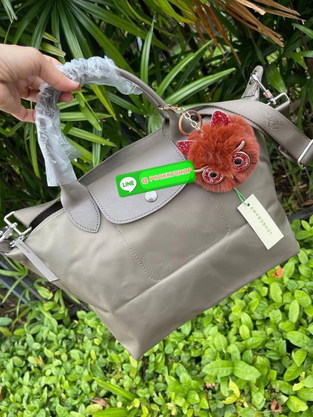 💕Longchamp LE PLIAGE NÉO TOP HANDLE BAG (small size) อีกหนึ่งรุ่นยอดนิยม ที่สาวๆ ต้องมีไว้เก็บไว้สักใบ กระเป๋าโท้ทใบนี้ มาพร้อมกับสีที่มีสไตล์เรียบง่าย มีสายสะพายยาวปรับสั้นยาวได้ช่วยให้คุณสามารถสะพายไหล่ได้อย่างสบาย ในตัวสายปักโลโก้อันเป็นสัญลักษ