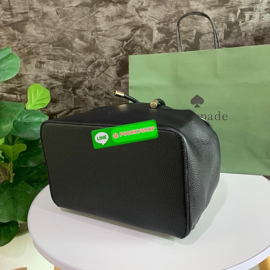 KATE SPADE NEW YORK Sinch Pebbled Leather Medium Flap Backpack กระเป๋าสะพายเป้หนังนิ่มลายหนังสวย ด้านหน้าตกแต่งด้วยชื่อแบรนด์ มีช่องซิปเล็กด้านข้างกระเป๋า 1 ช่อง ช่องใหญ่เปิด-ปิดด้วยตัวรูด ด้านในโล่งกว้างจุของได้เยอะมาก และมีช่องซิปใส่ของจุกจิกค่ะ