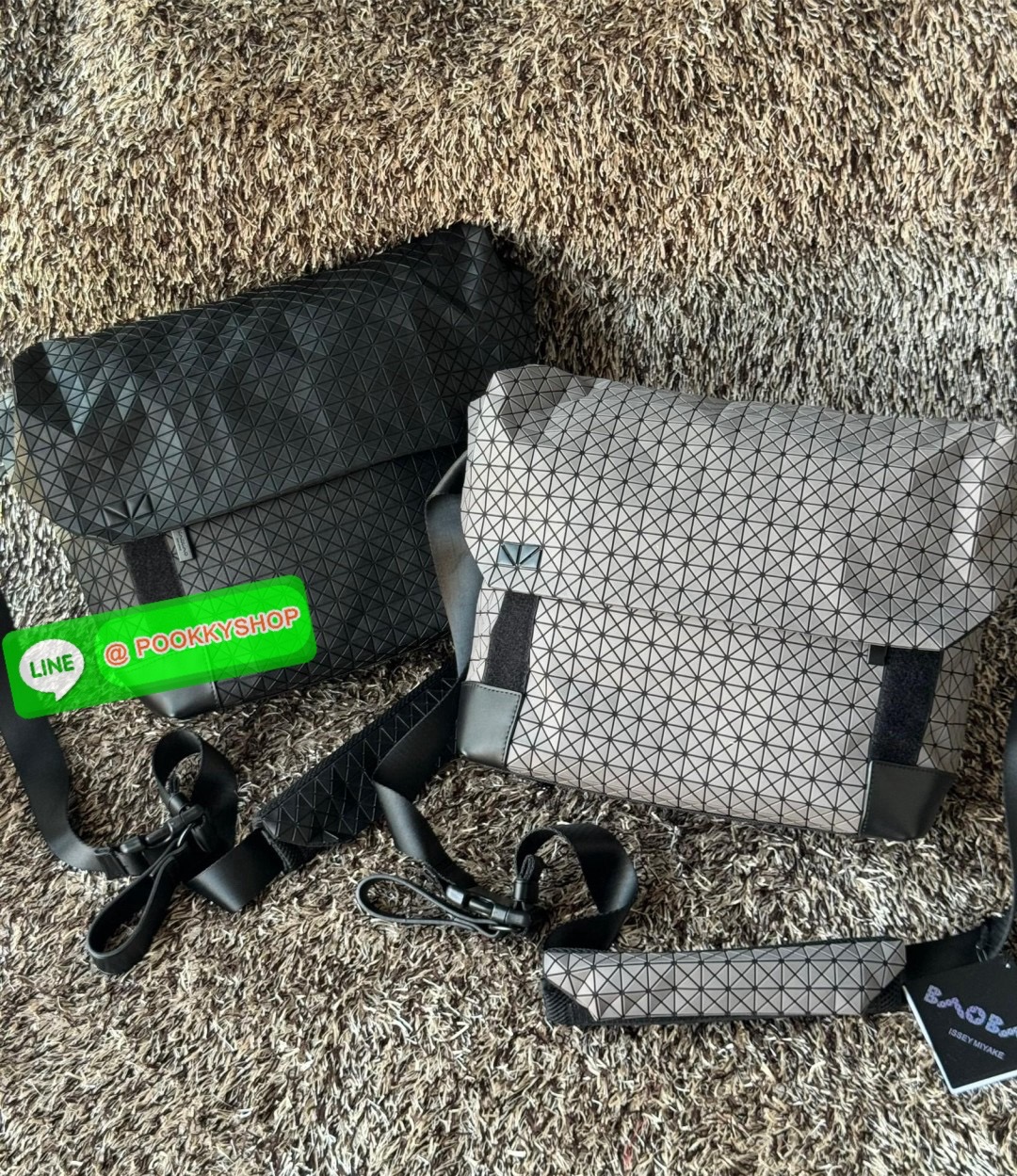 💕Baobao issey miyake Sling shoulder bag ดีไซน์เอกลักษณ์เฉพาะตัว ใส่ของได้เยอะ ช่องกระเป๋าเป็นระเบียบ โดยโดดเด่นด้วยแผ่นรูปสามเหลี่ยมอันเป็นซิกเนเจอร์ในการจัดเรียงสลับกัน รุ่นนี้ยังมีจุดเด่นในเรื่องคุณสมบัติการใช้งาน ภายในมีช่องบุหนาสำหรับใส่โน้ตบุ