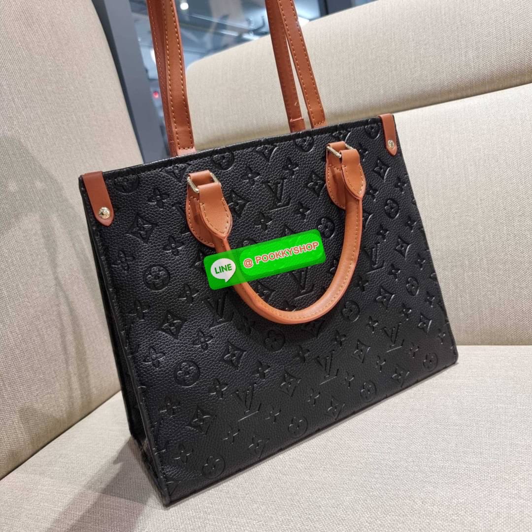 New arrival!! LV crossbody tote bag ดีไซน์สวยคม สมราคา ดูแพงไปอีก ด้วยดีเทลลายของหนัง crossgrain กระเป๋าทรงโท้ทจากเคาน์เตอร์ dutyfree คลาสสิค ผู้ดียืนหนึ่ง โทนสีใช้งานง่าย แมทช์ได้ทุกลุค มาพร้อมหูจับในตัว แบบหูหิ้ว และหูยาวสำหรับสะพายไหล่ เก๋มาก ชิคมาก ภา