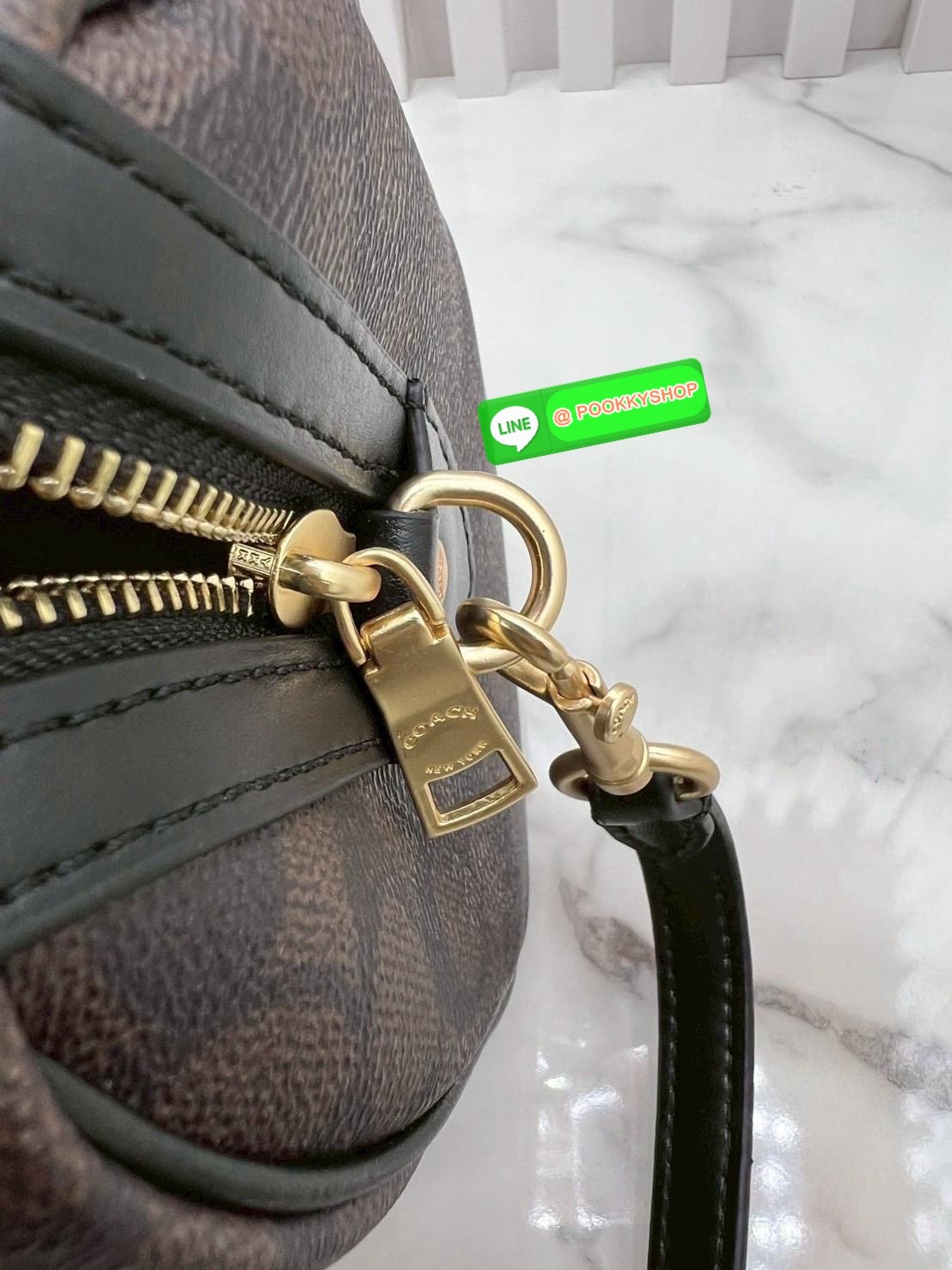 COACH ROWAN SATCHEL IN SIGNATURE CANVAS จุดเด่นของกระเป๋าทรงsatchel bag คือรูปทรงของกระเป๋าดูแข็งแรง มั่นคง ไม่เสียทรงง่าย มาพร้อมหูหิ้วที่ด้านบนของกระเป๋า ลายแคนวาสที่เป็นซิกเนเจอร์แบบเอกลักษณ์ ช่องใช้งานทุ้งภายในและภายนอก นอกจากนี้ กระเป๋าประเภทนี้ยังมี